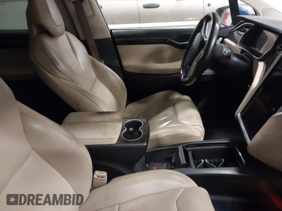 2016 Tesla Model X 70D z VIN 5YJXCBE27GF012024, wystawiony jako IAAI lot #41799547 z przebiegiem Nie podano mil oraz . Historia ofert i sprzedaży dostępna na DreamBid. Obrazek 16.