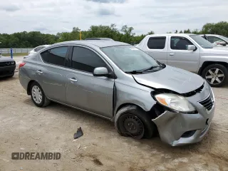 2014 Nissan Versa SV z VIN 3N1CN7AP6EL823225, wystawiony jako Copart lot #58518375 z przebiegiem 101 942 mil mil oraz Szkoda całkowita • Salvage title. Historia ofert i sprzedaży dostępna na DreamBid. Obrazek 4.