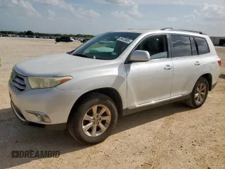 2013 Toyota Highlander z VIN 5TDZK3EHXDS096806, wystawiony jako Copart lot #59423005 z przebiegiem 271 323 mil mil oraz Czysty tytuł • Clean title. Historia ofert i sprzedaży dostępna na DreamBid. Obrazek 1.