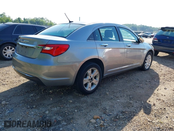 2014 Chrysler 200 Limited z VIN 1C3CCBCG3EN157576, wystawiony jako IAAI lot #42246877 z przebiegiem 148 144 mil mil oraz . Historia ofert i sprzedaży dostępna na DreamBid. Obrazek 4.