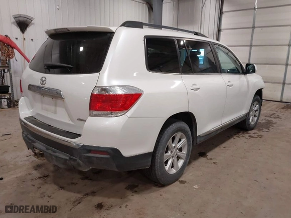 2011 Toyota Highlander with VIN 5TDBK3EH4BS083872, listed as a IAAI auction lot 41392392 with 305,143 mi miles. Bid and sale history available at carsss.com. Image 4.