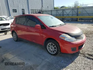 2011 Nissan Versa S z VIN 3N1BC1CP0BL420221, wystawiony jako Copart lot #52742945 z przebiegiem Nie podano mil oraz Szkoda całkowita • Salvage title. Historia ofert i sprzedaży dostępna na DreamBid. Obrazek 4.