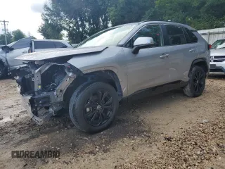 2023 Toyota RAV4 Hybrid SE z VIN JTM16RFV0PD084138, wystawiony jako Copart lot #64999095 z przebiegiem 26 243 mil mil oraz Szkoda całkowita • Salvage title. Historia ofert i sprzedaży dostępna na DreamBid. Obrazek 1.