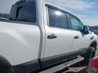 2016 Nissan Titan Platinum Reserve z VIN 1N6BA1F22GN509568, wystawiony jako IAAI lot #41766629 z przebiegiem 94 991 mil mil oraz . Historia ofert i sprzedaży dostępna na DreamBid. Obrazek 13.