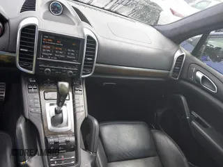 2011 Porsche Cayenne Turbo z VIN WP1AC2A23BLA84905, wystawiony jako IAAI lot #42295176 z przebiegiem 171 027 mil mil oraz . Historia ofert i sprzedaży dostępna na DreamBid. Obrazek 18.
