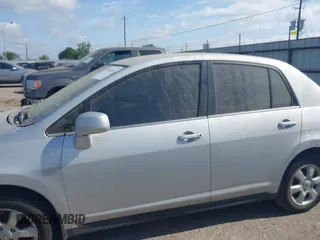 2008 Nissan Versa S z VIN 3N1BC11E68L405992, wystawiony jako IAAI lot #42060826 z przebiegiem 142 956 mil mil oraz . Historia ofert i sprzedaży dostępna na DreamBid. Obrazek 14.