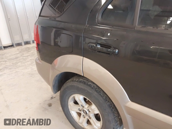 2005 Kia Sorento LX z VIN KNDJC733755447560, wystawiony jako IAAI lot #41724093 z przebiegiem 145 599 mil mil oraz . Historia ofert i sprzedaży dostępna na DreamBid. Obrazek 12.