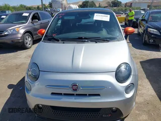 2014 FIAT 500e z VIN 3C3CFFGE8ET175918, wystawiony jako IAAI lot #42226000 z przebiegiem 31 656 mil mil oraz . Historia ofert i sprzedaży dostępna na DreamBid. Obrazek 6.