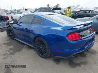 2018 Ford Mustang GT z VIN 1FA6P8CF2J5127010, wystawiony jako IAAI lot #42077900 z przebiegiem 77 023 mil mil oraz . Historia ofert i sprzedaży dostępna na DreamBid. Obrazek 3.