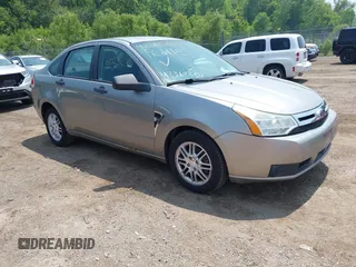 2008 Ford Focus SE z VIN 1FAHP35N98W294873, wystawiony jako IAAI lot #42449761 z przebiegiem 135 109 mil mil oraz . Historia ofert i sprzedaży dostępna na DreamBid. Obrazek 1.
