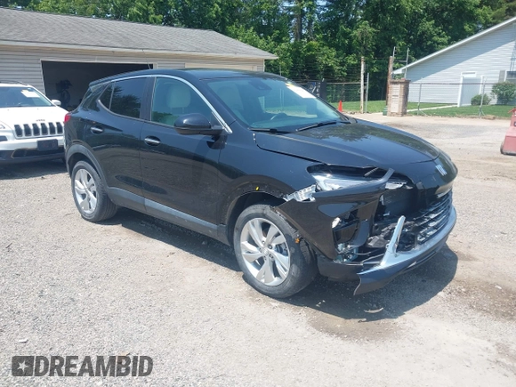 2024 Buick Encore GX Preferred z VIN KL4AMBSL3RB123105, wystawiony jako IAAI lot #42456840 z przebiegiem 28 090 mil mil oraz . Historia ofert i sprzedaży dostępna na DreamBid. Obrazek 1.