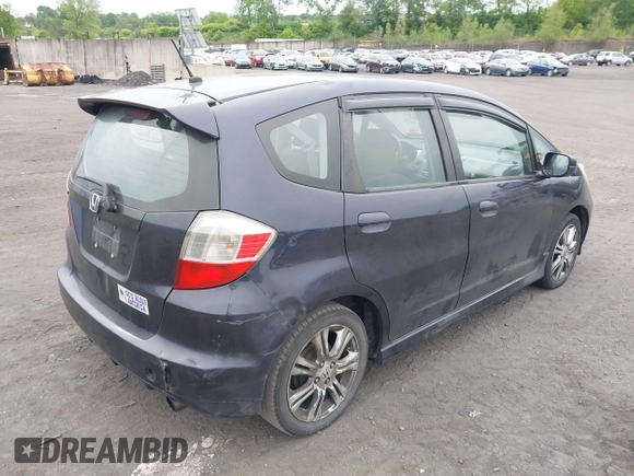 2009 Honda Fit Sport z VIN JHMGE87679S043551, wystawiony jako IAAI lot #42353546 z przebiegiem 156 143 mil mil oraz . Historia ofert i sprzedaży dostępna na DreamBid. Obrazek 4.