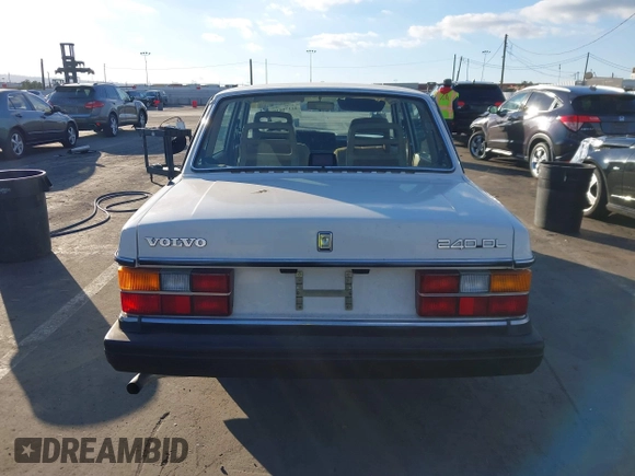 1990 Volvo 240 z VIN YV1AA8846L1429028, wystawiony jako IAAI lot #41370630 z przebiegiem 132 354 mil mil oraz . Historia ofert i sprzedaży dostępna na DreamBid. Obrazek 16.