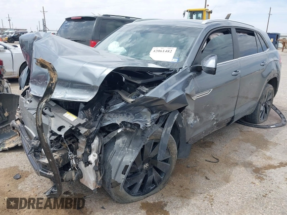 2024 Volkswagen Atlas SE z VIN 1V2JE2CA1RC252078, wystawiony jako IAAI lot #42061482 z przebiegiem 10 396 mil mil oraz . Historia ofert i sprzedaży dostępna na DreamBid. Obrazek 2.