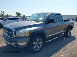2006 Dodge 1500 SLT z VIN 1D7HU18246J168221, wystawiony jako IAAI lot #42462325 z przebiegiem 195 754 mil mil oraz . Historia ofert i sprzedaży dostępna na DreamBid. Obrazek 2.
