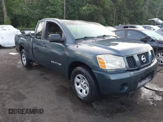 2005 Nissan Titan XE z VIN 1N6BA06A35N554629, wystawiony jako IAAI lot #42572827 z przebiegiem 219 914 mil mil oraz . Historia ofert i sprzedaży dostępna na DreamBid. Obrazek 1.