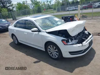 2013 Volkswagen Passat SEL Premium z VIN 1VWCP7A31DC077522, wystawiony jako IAAI lot #42183732 z przebiegiem 153 760 mil mil oraz . Historia ofert i sprzedaży dostępna na DreamBid. Obrazek 1.