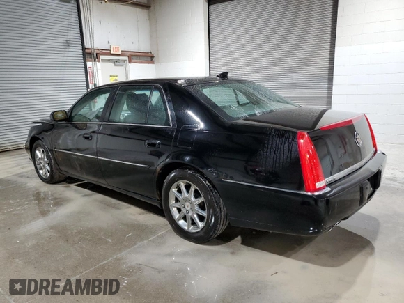 2010 Cadillac DTS 1SC z VIN 1G6KD5EY7AU128077, wystawiony jako Copart lot #58089475 z przebiegiem 203 830 mil mil oraz Szkody całkowita. Historia ofert i sprzedaży dostępna na DreamBid. Obrazek 2.