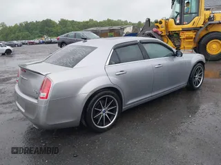 2013 Chrysler 300 S z VIN 2C3CCABT5DH660784, wystawiony jako IAAI lot #42308116 z przebiegiem 150 587 mil mil oraz . Historia ofert i sprzedaży dostępna na DreamBid. Obrazek 4.