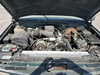 1998 GMC Suburban z VIN 3GKFK16R1WG511256, wystawiony jako Copart lot #77568484 z przebiegiem 301 116 mil mil oraz Czysty tytuł • Clean title. Historia ofert i sprzedaży dostępna na DreamBid. Obrazek 12.
