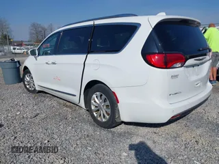 2018 Chrysler Pacifica Touring L z VIN 2C4RC1BG4JR142566, wystawiony jako IAAI lot #41870986 z przebiegiem 102 609 mil mil oraz . Historia ofert i sprzedaży dostępna na DreamBid. Obrazek 3.