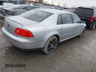 2005 Volkswagen Phaeton z VIN WVWBH03D858004483, wystawiony jako IAAI lot #41412475 z przebiegiem 146 072 mil mil oraz . Historia ofert i sprzedaży dostępna na DreamBid. Obrazek 4.