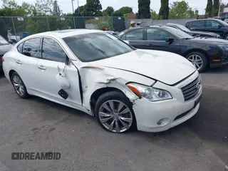 2014 Infiniti Q70 Luxe z VIN JN1BY1AP3EM260169, wystawiony jako IAAI lot #42128494 z przebiegiem 97 189 mil mil oraz . Historia ofert i sprzedaży dostępna na DreamBid. Obrazek 1.