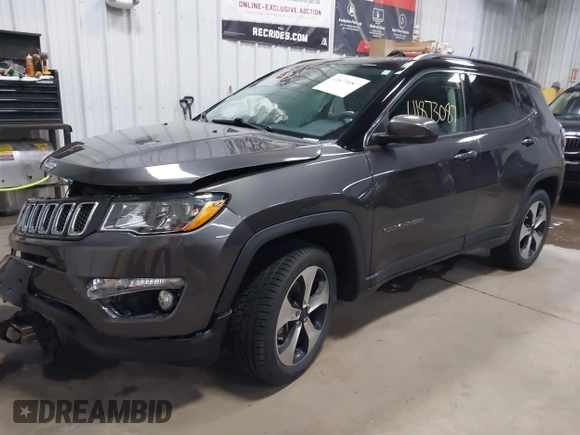 2019 Jeep Compass Latitude z VIN 3C4NJDBB3KT828901, wystawiony jako IAAI lot #41873087 z przebiegiem 49 107 mil mil oraz . Historia ofert i sprzedaży dostępna na DreamBid. Obrazek 2.