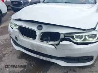 2018 BMW 3 Series 320i z VIN WBA8E1G53JNU90270, wystawiony jako IAAI lot #42183837 z przebiegiem 90 106 mil mil oraz . Historia ofert i sprzedaży dostępna na DreamBid. Obrazek 17.