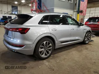2021 Audi e-tron Premium Plus z VIN WA1LAAGE8MB015982, wystawiony jako Copart lot #47356315 z przebiegiem 43 618 mil mil oraz Nie do naprawy • Non repairable. Historia ofert i sprzedaży dostępna na DreamBid. Obrazek 3.