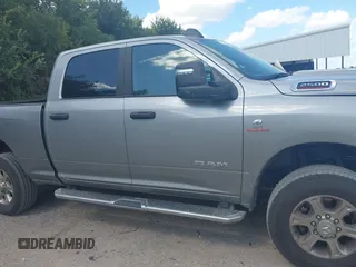 2024 Ram 2500 Big Horn z VIN 3C6UR5DL1RG336569, wystawiony jako IAAI lot #42595091 z przebiegiem 30 453 mil mil oraz . Historia ofert i sprzedaży dostępna na DreamBid. Obrazek 13.