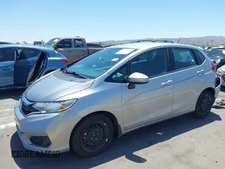 2020 Honda Fit LX z VIN 3HGGK5H48LM700879, wystawiony jako IAAI lot #42290266 z przebiegiem 90 963 mil mil oraz . Historia ofert i sprzedaży dostępna na DreamBid. Obrazek 2.