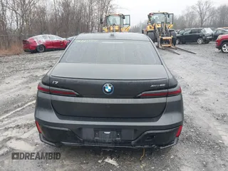 2023 BMW i7 xDrive60 z VIN WBY53EJ07PCM80196, wystawiony jako IAAI lot #41666074 z przebiegiem 25 640 mil mil oraz . Historia ofert i sprzedaży dostępna na DreamBid. Obrazek 17.