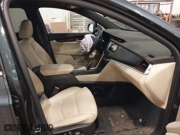 2019 Cadillac XT5 Luxury AWD z VIN 1GYKNDRS0KZ213092, wystawiony jako IAAI lot #41510497 z przebiegiem 26 030 mil mil oraz . Historia ofert i sprzedaży dostępna na DreamBid. Obrazek 5.