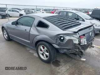 2006 Ford Mustang GT Deluxe z VIN 1ZVHT82H065132924, wystawiony jako IAAI lot #42402048 z przebiegiem 146 526 mil mil oraz . Historia ofert i sprzedaży dostępna na DreamBid. Obrazek 3.