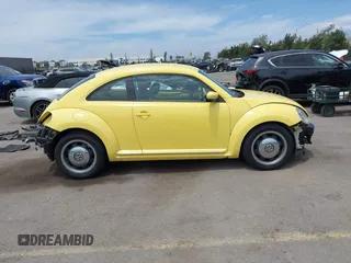 2012 Volkswagen Beetle 2.5L PZEV z VIN 3VWJP7AT7CM606721, wystawiony jako IAAI lot #42211987 z przebiegiem 103 861 mil mil oraz . Historia ofert i sprzedaży dostępna na DreamBid. Obrazek 14.