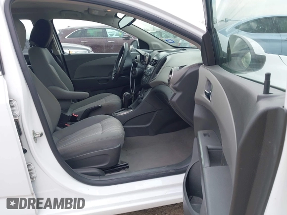 2015 Chevrolet Sonic LT z VIN 1G1JC5SH7F4112395, wystawiony jako IAAI lot #41931652 z przebiegiem 131 610 mil mil oraz . Historia ofert i sprzedaży dostępna na DreamBid. Obrazek 5.