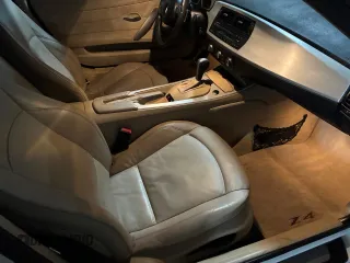 2008 BMW Z4 3.0i z VIN 4USBU33588LW73838, wystawiony jako Copart lot #59191345 z przebiegiem 44 301 mil mil oraz Czysty tytuł • Clean title. Historia ofert i sprzedaży dostępna na DreamBid. Obrazek 5.