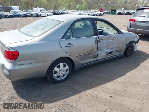 2006 Toyota Camry STD z VIN JTDBE32K063060782, wystawiony jako IAAI lot #42105775 z przebiegiem 304 961 mil mil oraz . Historia ofert i sprzedaży dostępna na DreamBid. Obrazek 6.
