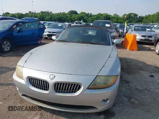 2003 BMW Z4 3.0i z VIN 4USBT53443LU04380, wystawiony jako IAAI lot #42422703 z przebiegiem 28 594 mil mil oraz . Historia ofert i sprzedaży dostępna na DreamBid. Obrazek 6.