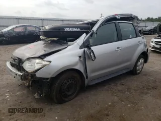 2005 Scion xA z VIN JTKKT604950102516, wystawiony jako Copart lot #57107934 z przebiegiem Nie podano mil oraz Tytuł czysty. Historia ofert i sprzedaży dostępna na DreamBid. Obrazek 1.