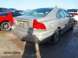 2005 Volvo S60 with VIN YV1RS592052456346, listed as a IAAI auction lot 41893903 with 231,007 mi miles. Bid and sale history available at carsss.com. Image 4.
