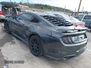 2018 Ford Mustang EcoBoost z VIN 1FA6P8THXJ5154523, wystawiony jako IAAI lot #41523923 z przebiegiem 94 330 mil mil oraz . Historia ofert i sprzedaży dostępna na DreamBid. Obrazek 3.