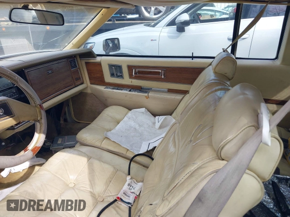 1982 Cadillac Eldorado z VIN 1G6AL578XCE604086, wystawiony jako IAAI lot #41676376 z przebiegiem 102 650 mil mil oraz . Historia ofert i sprzedaży dostępna na DreamBid. Obrazek 5.