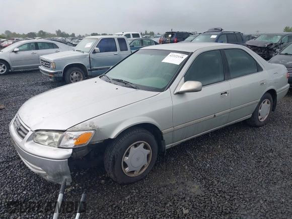 2000 Toyota Camry CE z VIN 4T1BG22KXYU690984, wystawiony jako IAAI lot #42222118 z przebiegiem 292 017 mil mil oraz . Historia ofert i sprzedaży dostępna na DreamBid. Obrazek 2.