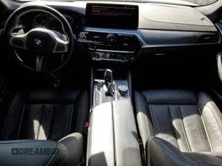 2022 BMW 5 Series M550i xDrive z VIN WBA13BK0XNCJ23778, wystawiony jako Copart lot #76946634 z przebiegiem 24 889 mil mil oraz Szkoda całkowita • Salvage title. Historia ofert i sprzedaży dostępna na DreamBid. Obrazek 8.