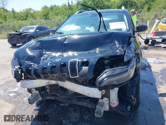 2019 Jeep Cherokee Latitude Plus z VIN 1C4PJMLB5KD474859, wystawiony jako IAAI lot #41990780 z przebiegiem 159 482 mil mil oraz . Historia ofert i sprzedaży dostępna na DreamBid. Obrazek 12.