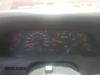 2003 Ford F-250 XL z VIN 1FTNX21LX3EB86983, wystawiony jako Copart lot #52991855 z przebiegiem 94 588 mil mil oraz Czysty tytuł • Clean title. Historia ofert i sprzedaży dostępna na DreamBid. Obrazek 9.