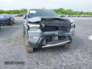 2022 Nissan Frontier SV z VIN 1N6ED1EJ0NN629038, wystawiony jako IAAI lot #41313351 z przebiegiem 98 234 mil mil oraz . Historia ofert i sprzedaży dostępna na DreamBid. Obrazek 6.