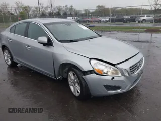 2013 Volvo S60 T6 R-Design Platinum with VIN YV1902FH0D1223617, listed as a IAAI auction lot 41969427 with 174,883 mi miles. Bid and sale history available at carsss.com. Image 1.